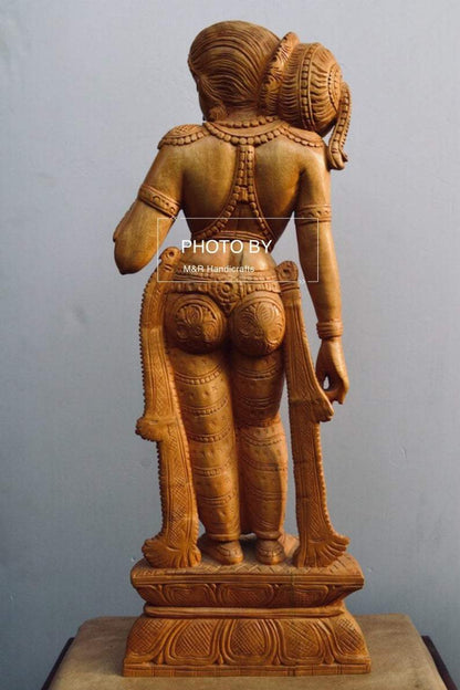 Wooden Royal Antique Standing Indian Lady Statue - Arts99 - Online Art Gallery